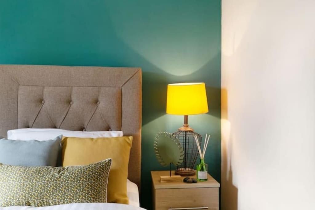 Stylish - Parking - Garden - Sleeps 6 Apartamento