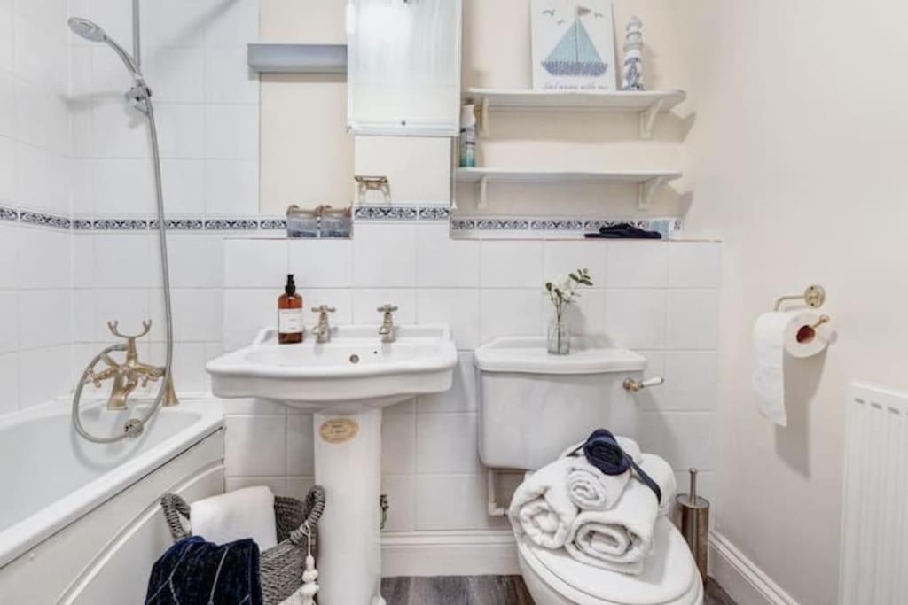 Stylish - Parking - Garden - Sleeps 6 *